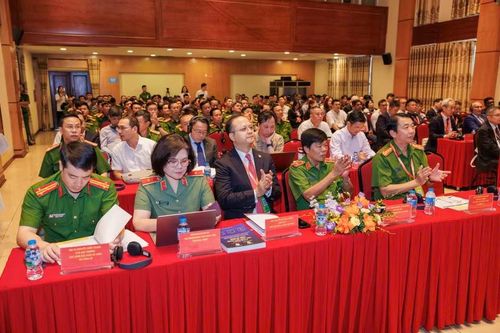 Tọa đàm có 5 diễn giả đến từ các cơ quan quản lý, tổ chức và tập đoàn quốc tế