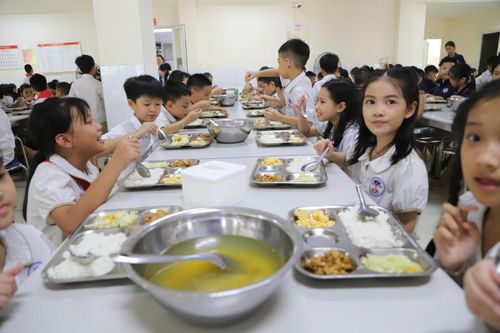 Bữa ăn bán trú của học sinh một trường trên địa bàn TP Hà Nội.