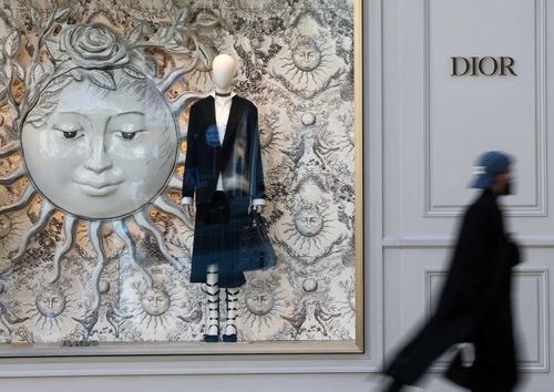  LVMH ghi nhận 17,8 tỷ euro lợi nhuận năm qua, cao hơn 50% so với 2019, nhưng vốn hóa đã giảm hơn nửa khi niềm tin vào thị trường xa xỉ phai nhạt. Ảnh: Reuters. 