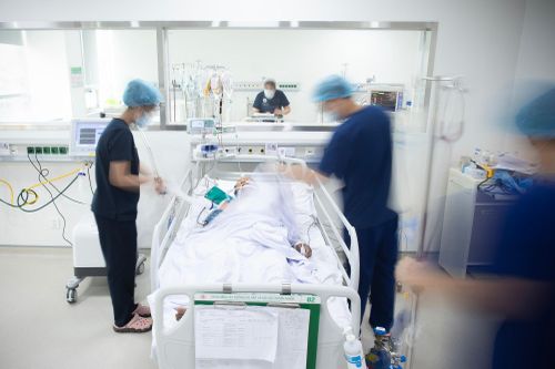  Sau 6 năm đại học, bác sĩ trẻ tiếp tục trải qua 3 năm đào tạo nội trú với cường độ cao. Ảnh: Việt Linh.