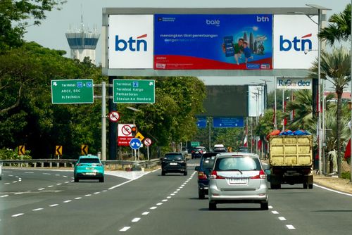 Sắc xanh cyan xuất hiện trên đường phố Jakarta (Indonesia). Ảnh: Đan Thanh.