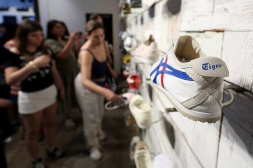  Nhiều cửa hàng tại Nhật Bản luôn trong tình trạng đông khách. Ảnh: Kiyoshi Ota/Bloomberg News.