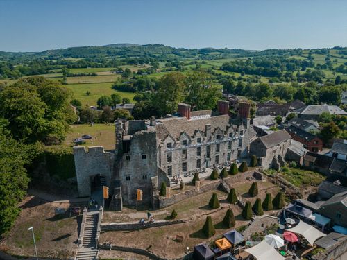Một nơi thích hợp để mở ngay cuốn sách vừa mua là Hay Castle - lâu đài thời Trung cổ tại Hay-on-Wye. Ảnh: Historichouses