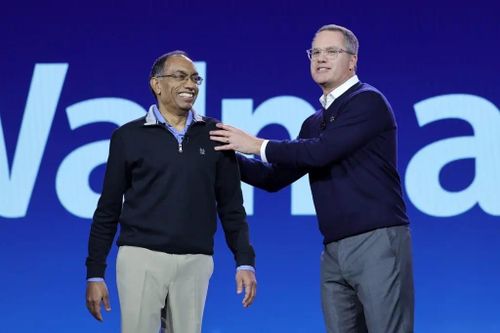 Giám đốc công nghệ toàn cầu của Walmart, Suresh Kumar (bên trái) và cựu CEO Doug McMillion. Ảnh: Reuters.