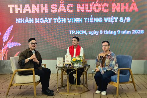 ThS Võ Tuấn Vũ (ngoài cùng, bên trái) chia sẻ về quá trình hình thành và phát triển của chữ viết, tiếng nói người Việt. Ảnh: Đức An.