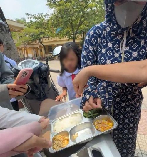  Trường Tiểu học Kim Bài (xã Thanh Oai) xuất hiện tình trạng giao suất ăn muộn, ngày 8/9. 