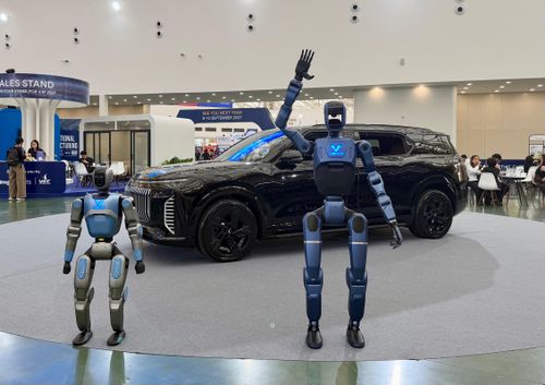 Robot hình người của VinMotion được trưng bày tại triển lãm. Ảnh: Thủy Tiên.