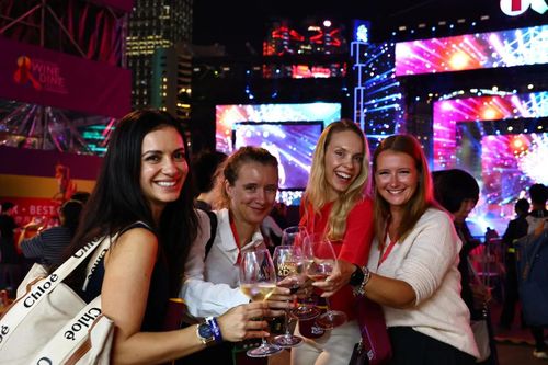  Lễ hội Rượu vang & Ẩm thực Hong Kong hứa hẹn những loại rượu vang hảo hạng và các món ăn ngon từ khắp thế giới. 