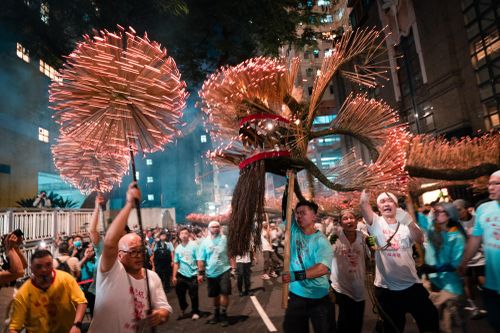  Tại lễ hội múa Rồng lửa Tai Hang, du khách được tận mắt chứng kiến di sản văn hóa sống động giữa lòng thành phố. 