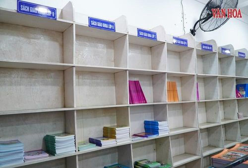 Các kệ sách giáo khoa gần như trống trơn. Ảnh: S.Thùy