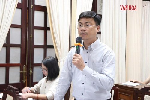 Ông Phạm Bá Thành, Chánh Văn phòng Sở GD&ĐT TP. Huế trả lời về tình hình thiếu sách giáo khoa trên địa bàn. Ảnh: S.Thùy