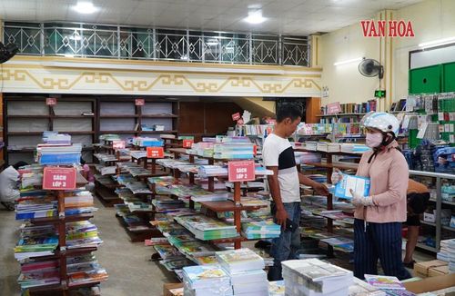 Phụ huynh tìm mua sách giáo khoa tại Nhà sách Hàn Thuyên (cơ sở đường Phạm Văn Đồng, phường Vỹ Dạ). Ảnh: S.Thùy