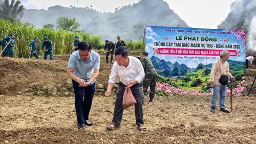 Toàn bộ lãnh đạo xã Đồng Văn đều tham gia Lễ phát động. Trong ảnh: Ông Nguyễn Tiến Dũng (bên trái), Bí thư Đảng ủy, Chủ tịch HĐND xã Đồng Văn và ông Giàng Mí Say, Phó Chủ tịch UBND xã Đồng Văn gieo hạt tam giác mạch tại buổi lễ phát động. Ảnh: Huy Thông