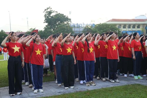 Người dân đồng loạt khoác lên mình áo đỏ sao vàng, hát Quốc ca và cùng tiến bước vì một Việt Nam đoàn kết. Ảnh: Quang Cường - TTXVN