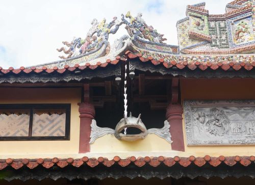 Máng xối thoát nước mưa hình cá độc đáo trên mái chùa Từ Đàm ở thành phố Huế. Ảnh: Nguyên Lý - TTXVN