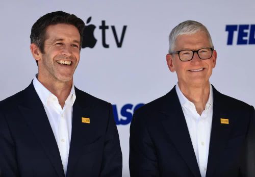CEO Apple John Ternus (trái) và người tiền nhiệm Tim Cook tại Los Angeles, ngày 27/7. Ảnh: REUTERS