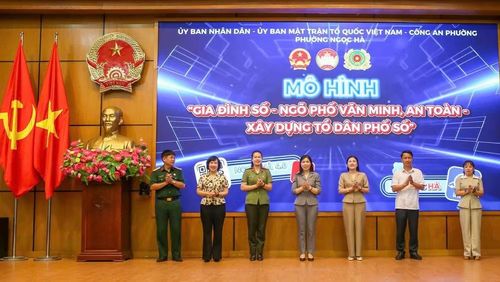 Các đại biểu ra mắt mô hình “Gia đình số-Ngõ phố văn minh, an toàn-Xây dựng tổ dân phố số”. (Ảnh: DUY KHÁNH)