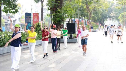 Người dân Thành phố Hồ Chí Minh tập thể dục trong Công viên số 1 Lý Thái Tổ. Đây là công trình được triển khai theo chủ trương của Thành ủy và Ủy ban nhân dân Thành phố Hồ Chí Minh về “chuyển đổi đất trống thành công viên công cộng”. Khu đất này có diện tích rộng 4,3ha đã nhiều năm bị bỏ hoang.