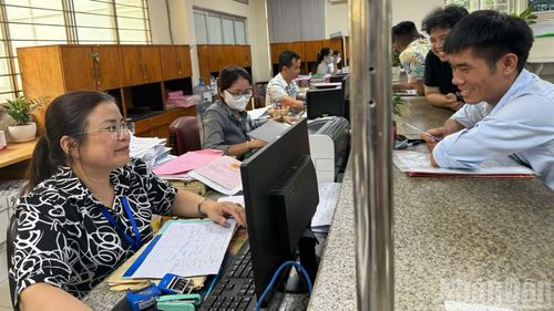 Người dân vui mừng khi nhận được sự hỗ trợ nhanh chóng, nhiệt tình của cán bộ, công chức. Nụ cười hài lòng của người dân chính là nguồn động viên, là thước đo cho hiệu quả trong hoạt động công vụ của mỗi cán bộ công chức và hệ thống quản lý nhà nước.