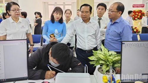 Ủy viên Trung ương Đảng, Chủ tịch Ủy ban nhân dân Thành phố Hồ Chí Minh và các lãnh đạo thành phố thường xuyên xuống trực tiếp cơ sở để kiểm tra, lắng nghe kiến nghị từ thực tiễn nhằm kịp thời xử lý những phát sinh.