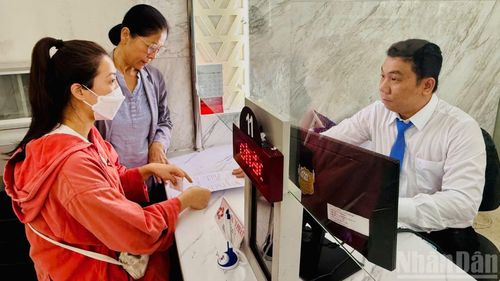 Cán bộ Trung tâm Phục vụ hành chính công phường Sài Gòn, Thành phố Hồ Chí Minh hỗ trợ người dân làm thủ tục hành chính.