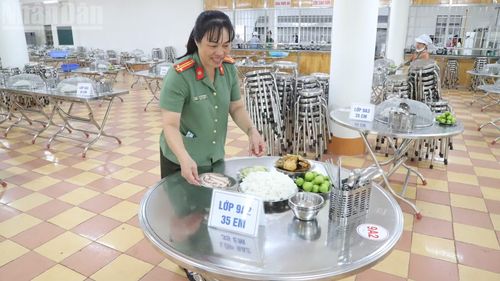 Cán bộ nhà trường chuẩn bị bữa ăn cho học sinh. (Ảnh: Công Lý)