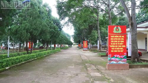 Trong khuôn viên nhà trường luôn xanh-sạch-đẹp. (Ảnh: Công Lý)