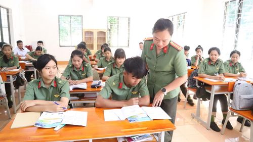 Giáo viên nhà trường hướng dẫn học sinh học tập. (Ảnh: Công Lý)