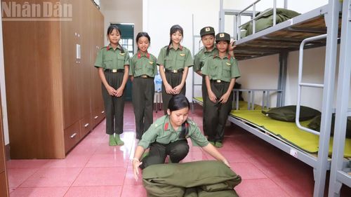 Các em thực hành xếp chăn gối ngăn nắp theo quy định. (Ảnh: Công Lý)