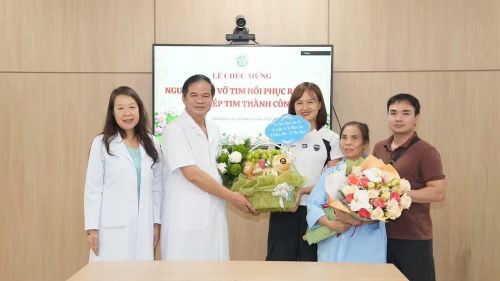 Phó Giáo sư, Tiến sĩ Đào Xuân Cơ - Giám đốc bệnh viện và Phó Giáo sư, Tiến sĩ Nguyễn Thị Thu Hoài - Viện trưởng Viện Tim mạch chúc mừng người bệnh vỡ tim hồi phục ra viện. (Ảnh: Bệnh viện cung cấp)