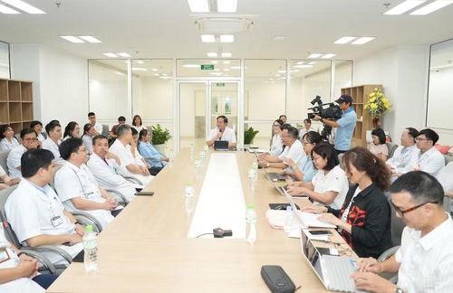 Phó Giáo sư, Tiến sĩ Đào Xuân Cơ chúc mừng lãnh đạo và ê-kíp y, bác sĩ phối hợp tiếp nhận, hội chẩn liên chuyên khoa và phẫu thuật cấp cứu cho bệnh nhân thành công.