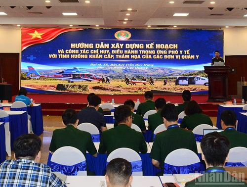 Các học viên nghiên cứu chuyên đề Hướng dẫn xây dựng kế hoạch và công tác chỉ huy, điều hành trong ứng phó y tế với tình huống khẩn cấp, thảm họa.