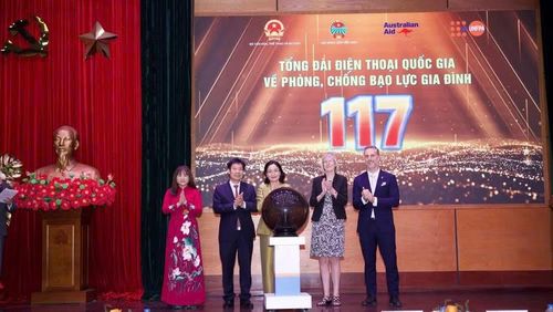 Các đại biểu kích hoạt Tổng đài quốc gia về phòng, chống bạo lực gia đình 117. Ảnh: UNFPA