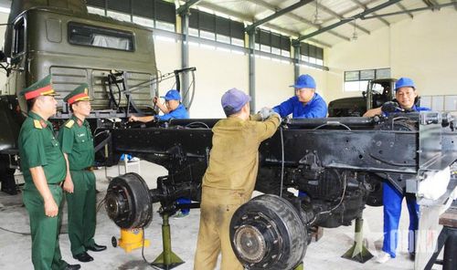 Chỉ huy Kho J250 kiểm tra công tác bảo dưỡng, sửa chữa tại Phân kho Dự trữ quốc gia.