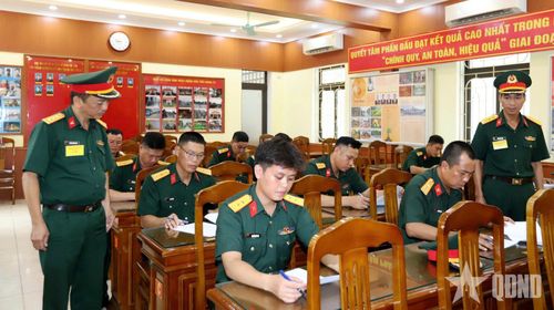 Kiểm tra nhận thức bằng hình thức trắc nghiệm đối với cán bộ, lái xe đơn vị. 