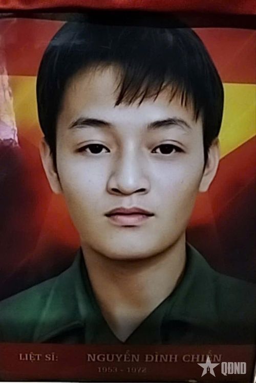 Di ảnh liệt sĩ Nguyễn Đình Chiến, con trai Bà mẹ Việt Nam Anh hùng Nguyễn Thị Phước. Ảnh đã qua phục chế