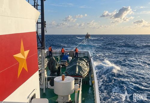Tàu 467 lai dắt tàu cá gặp nạn về đặc khu Phú Quý (Lâm Đồng).