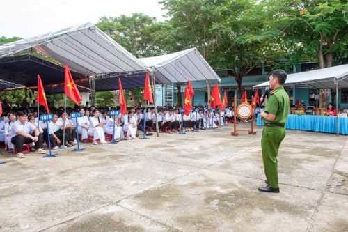 Công an xã Hiệp Đức tuyên truyền pháp luật cho học sinh nhân ngày khai giảng.