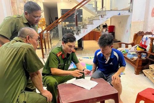 Cán bộ Công an phường Hòa Xuân trực tiếp đến các khu dân cư, lắng nghe và hướng dẫn người dân giải quyết những khó khăn, vướng mắc.