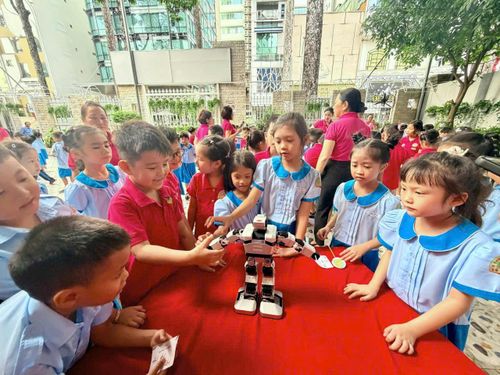  Học sinh Trường Tiểu học Lê Ngọc Hân hào hứng trải nghiệm robot trước thềm năm học mới 