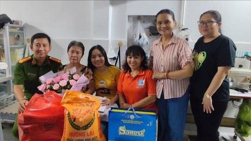 Công an phường Hiệp Bình cùng các ban, ngành đoàn thể đến thăm hỏi, cảm ơn bà Mùi
