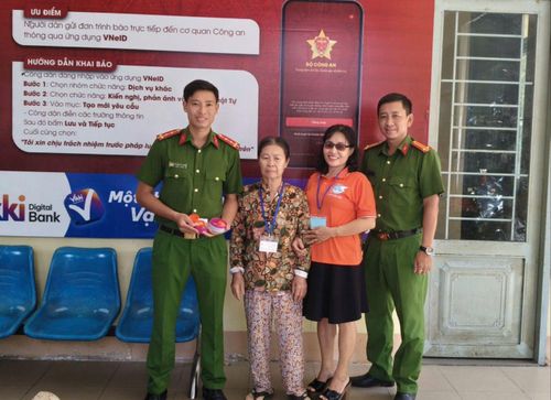 Bà Nguyễn Thị Mùi (thứ 2 từ trái qua) bàn giao số nữ trang bằng vàng cho cơ quan công an