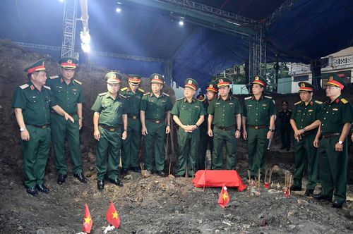  Thủ trưởng Bộ Tư lệnh Quân khu 7 trực tiếp kiểm tra công tác tìm kiếm, quy tập hài cốt liệt sĩ tại vị trí phát hiện rãnh mộ tiếp theo 