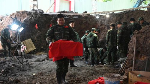  Một bộ hài cốt liệt sĩ được cất bốc tại vị trí khu A, Công viên Lê Thị Riêng, sáng 9-9. Ảnh: MẠNH THẮNG 