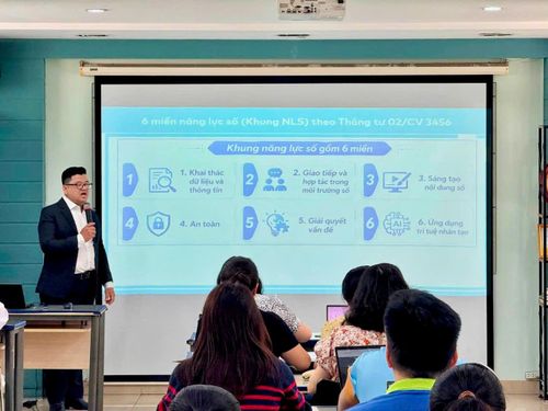 Giáo viên TPHCM trong một buổi tập huấn về chuyển đổi số 