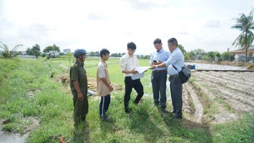 Bàn giao thực địa 1,6 km cho đại diện đơn vị thi công. Ảnh: DUY TRẦN