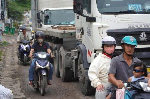 Xe ô tô tải chen vào làn xe máy đoạn gần nút giao Cổng 11, quốc lộ 51 gây mất an toàn giao thông. Ảnh: PHÚ NGÂN