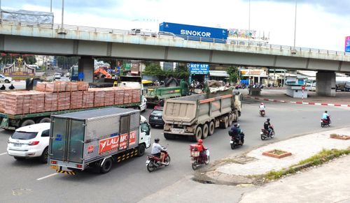 Các phương tiện tại khu vực ngã tư Vũng Tàu. Ảnh: PHÚ NGÂN