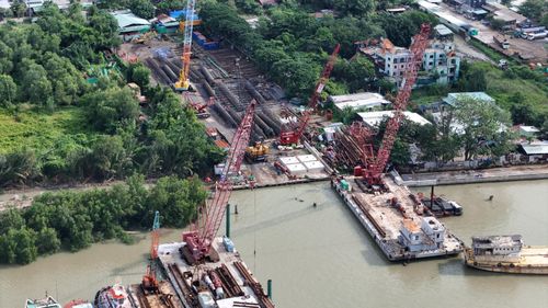Thi công cầu vượt sông Cần Giờ. Ảnh: QUỐC HÙNG