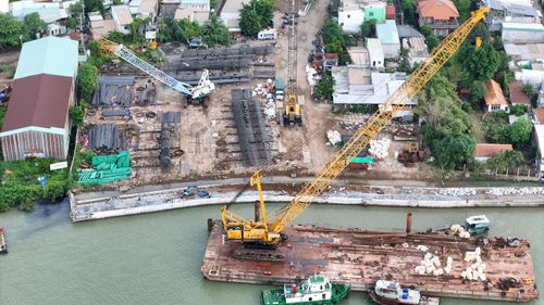 Thi công cầu vượt tuyến đường sắt tốc độ cao TPHCM - Cần Giờ. Ảnh: QUỐC HÙNG